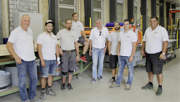 
Valentin Schnyder und Partner Philipp Bucher (v. r.) sowie ein Teil des Schnyder-Werkstatt-Teams begrüßen Andreas Buck (4. v. r.) in der vernetzten Spenglerwerkstatt



Bild: BAUMETALL
