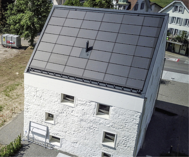 



Ein heruntergekommenes Wohnhaus wurde in ein ansprechendes Kultur- und Begegnungszentrum verwandelt. Auf dem historischen Mauerwerk thront ein PV-Dach
