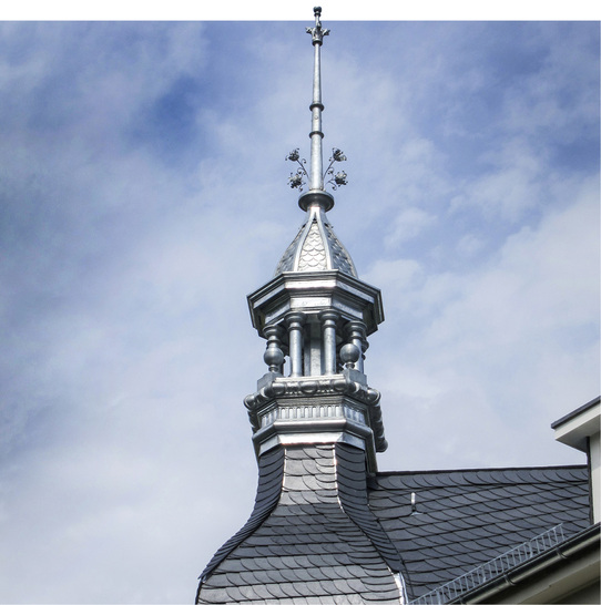 



Der Turm aus walzblankem Zink krönt den Erker an einer Villa aus der Gründerzeit
