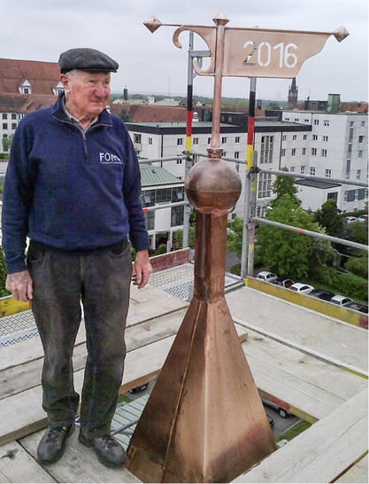 <p>
</p>

<p>
Hans Foag und seine Wetterfahne auf dem Erkerturm der Stadtwerke Dillingen
</p> - © Christoph Foag

