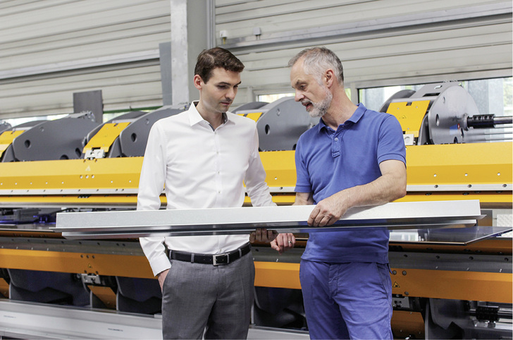 <p>
Andreas Votteler (Gustav Barth GmbH, li.) und Marco Cappello (Thalmann Maschinenbau AG) begutachten das Biegeergebnis
</p>

<p>
</p> - © Thalmann

