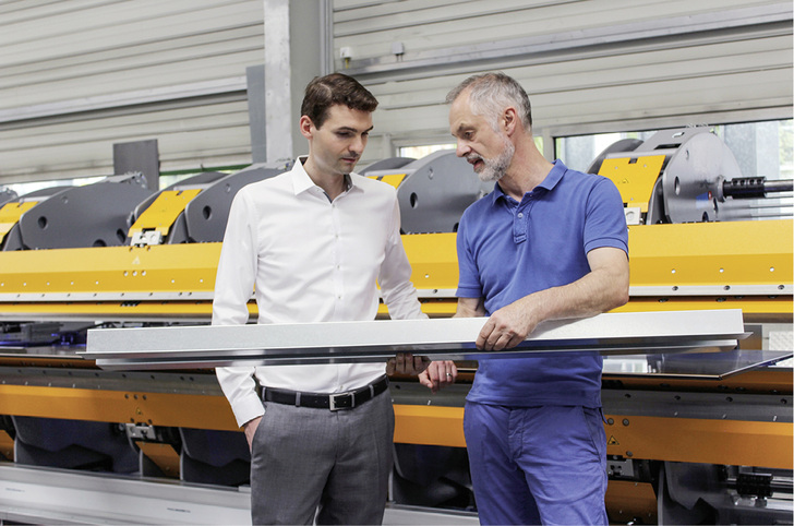 
Andreas Votteler (Gustav Barth GmbH, li.) und Marco Cappello (Thalmann Maschinenbau AG) begutachten das Biegeergebnis



