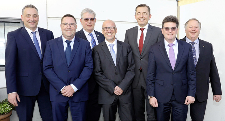 
Das neue ZVSHK-Vorstandsteam (v. l. n. r.): Frank Senger, Jens Wagner, Vizepräsident Norbert Borgmann, Andreas Schuh, Präsident Michael Hilpert, Hauptgeschäftsführer Helmut Bramann und Joachim Butz



