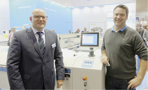 



Schechtl-Verkaufsleiter Christoph Jakobs und Schechtl-Softwareentwickler Dominik Moess stellen die neue Maschinensteuerung mit der Bezeichnung ECT vor 
