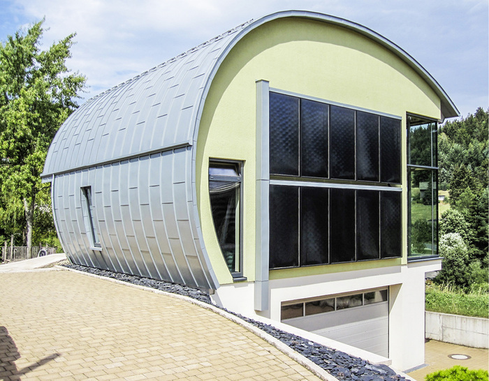 
Ökohaus mit außergewöhnlicher Architektur. Bei speziellen Dachformen ist Cellulose ein geeigneter Dämmstoff



