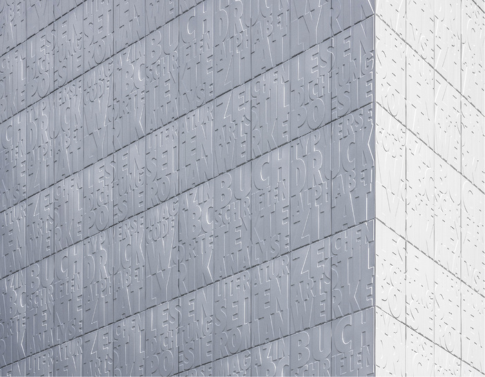 



Hier lässt sich vom Äußeren auf das Innere schließen: Auf der Bibliotheksfassade sind Wörter in die Aluminiumplatten geprägt
