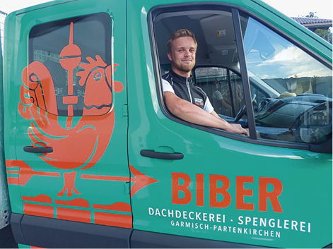 



Stolzer Meister: Matthias Biber mit seinem Meisterstück – eine Laterne aus Glas und Kupfer
