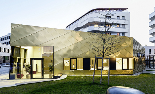 



Welche Schönheit Kupfer entfaltet, wie hier in München-Baumkirchen, und wie sich das Material im Laufe der Zeit entwickelt, präsentiert KME auf der Bau
