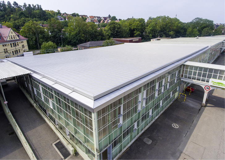 



Die alte Fabrikhalle der Firma Steiff wurde mit einem nagelneuen Edelstahldach versehen
