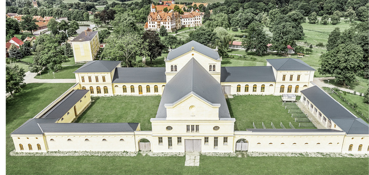 



Die Dachfläche des Marstalls in Basedow umfasst insgesamt rund 4000 m
2
, die mit Aluminiumschindeln gedeckt wurden
