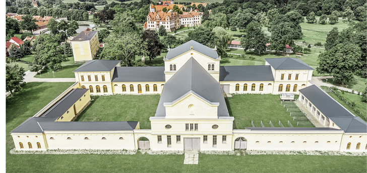 <p>
</p>

<p>
Die Dachfläche des Marstalls in Basedow umfasst insgesamt rund 4000 m
<sup>2</sup>
, die mit Aluminiumschindeln gedeckt wurden
</p> - © Prefa / Croce&Wir

