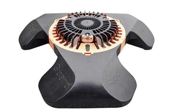 
Ab einer bestimmten Wasserhöhe hebt sich das Roofguard-Laubsieb und verhindert so Schäden am Dach



