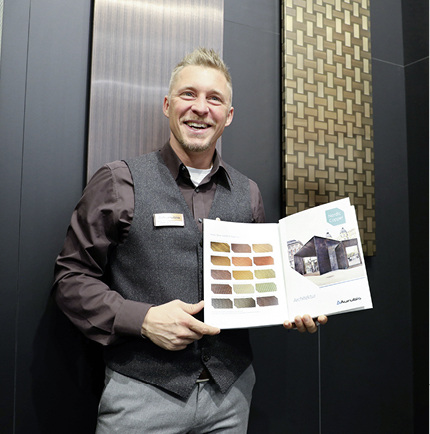 <p>
Matthias Schoppe freut sich über die enorme Vielfalt der Aurubis-Produkte 
</p>

<p>
</p> - © BAUMETALL

