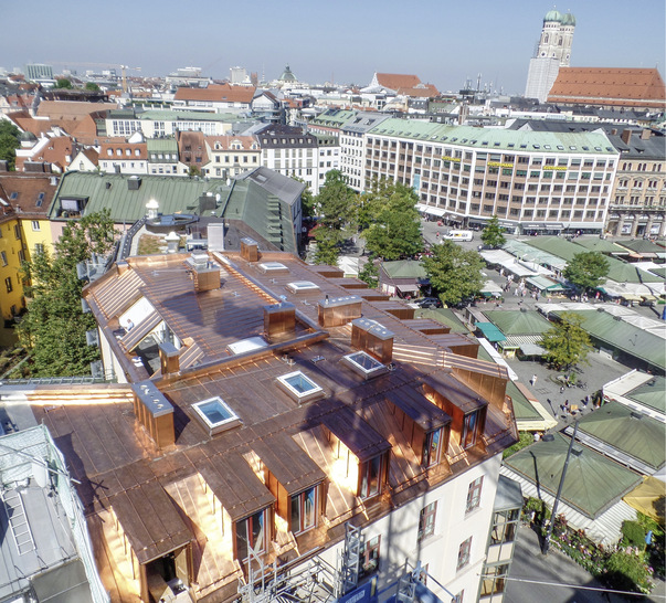 



Das fertige Kupferdach auf dem Wohnhaus am Münchner Viktualienmarkt mit seinen 13 Gauben, sieben Schornsteinen und neun Lichtkuppeln

