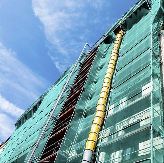 



Ein Personen- und Lastenaufzug nebst Schuttrutsche sind nur zwei von zahlreichen sinnvollen Baustelleneinrichtungen 
