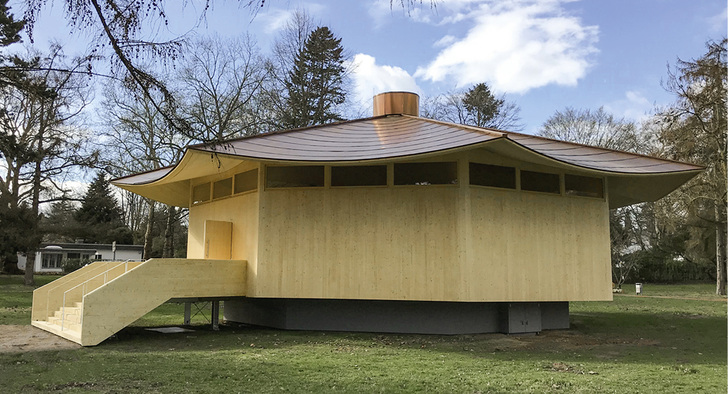 



Der hölzerne Pavillon wird unter seinem kupfernen Dach eine Ausstellung zum 100-jährigen Jubiläum der Design- und Architekturschule Bauhaus beherbergen
