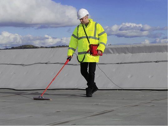 <p>
Das Trocken-Lecksuchgerät Dry Roof Pro macht das Aufspüren von Fehlstellen auf dem Dach einfacher
</p>

<p>
</p> - © Herz GmbH

