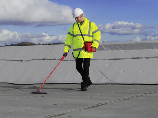 
Das Trocken-Lecksuchgerät Dry Roof Pro macht das Aufspüren von Fehlstellen auf dem Dach einfacher



