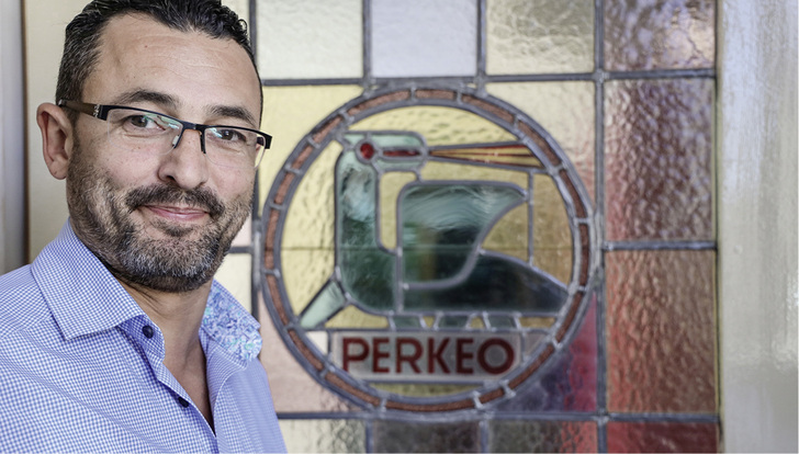 
Yassine Hönes an der bleiverglasten Eingangstür zum Perkeo-Büro



