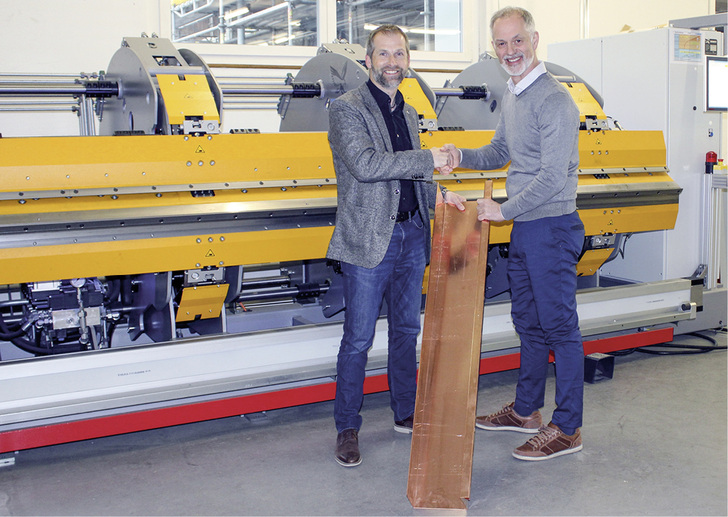 
Remo Wyss (Geschäftsführer der Ramseyer und Dilger AG, li.) und Marco Cappello (Geschäftsführer der Thalmann Maschinenbau AG) bei der Maschinenübergabe



