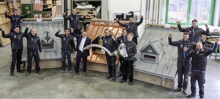 
Zufriedene Jungmeister mit Ausbilder Timo Eberhardt (Mitte mit Brille) 



