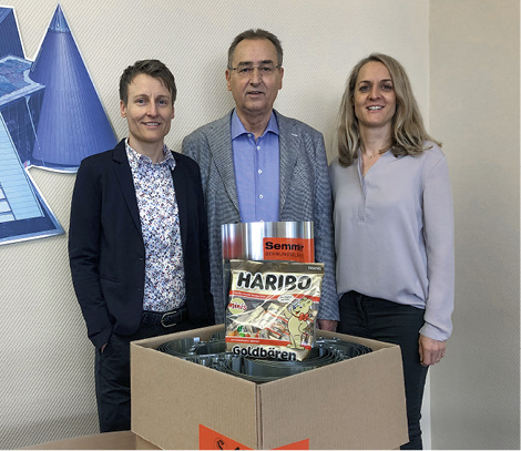 



Artur Semmler inmitten seiner TöchterAylin Semmler (l.) und Nadine Samardzija (r.)
