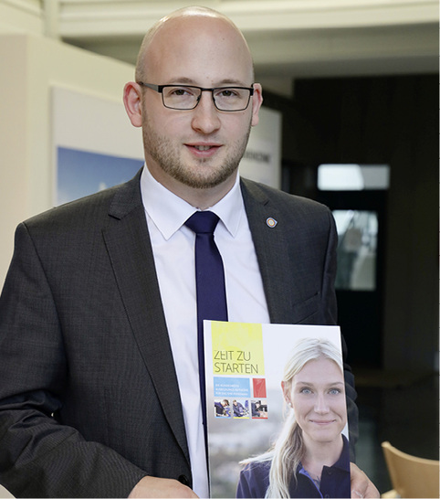 <p>
Michael Kober, ZVSHK-Referent Klempnertechnik, präsentiert die neue ZVSHK-Azubi-Kampagne mit Klempnerin Luisa Buck
</p>

<p>
</p> - © BAUMETALL

