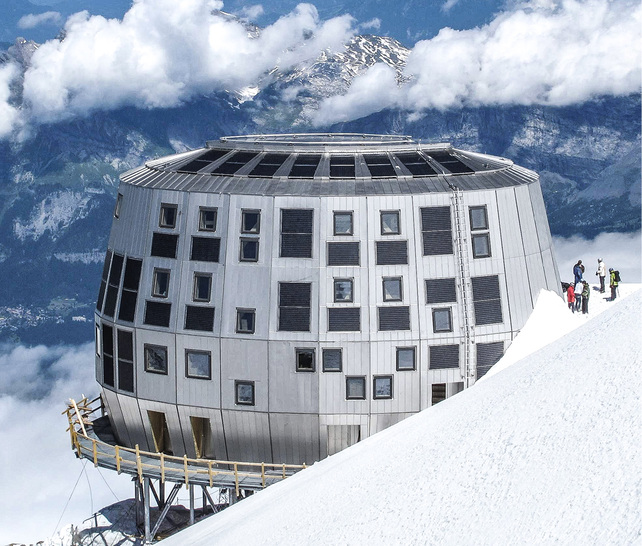 
Die Edelstahlhülle des Refuge du Goûter ist korrosions-beständig und unempfindlich gegenüber UV-Strahlung



