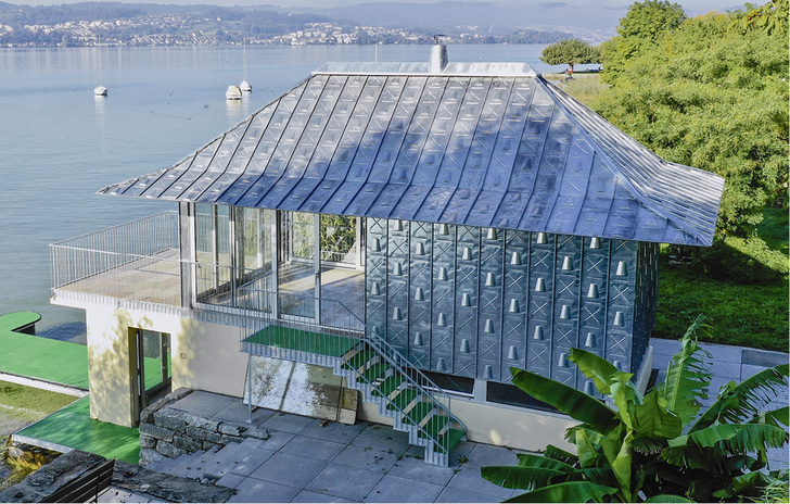 
Wochenenddomizil in traumhafter Lage und mit spektakulärer Relieffassade aus walzblankem Zink



