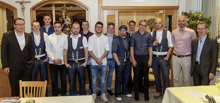 
Die Schüler der Abschlussklasse MS13 mit dem stellvertretenden Innungsobermeister Oliver Neuberger und den Lehrkräften der Berufsschule



