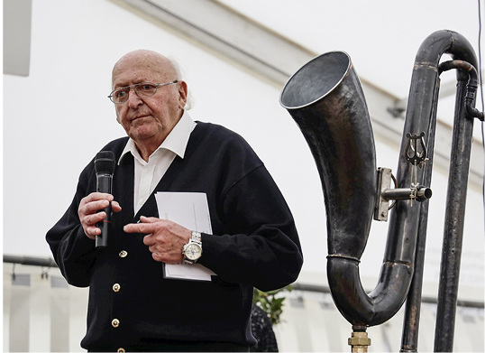 
Klempner-Urgestein Gottlob Dangel mit einem selbst gebauten Blech-Instrument



