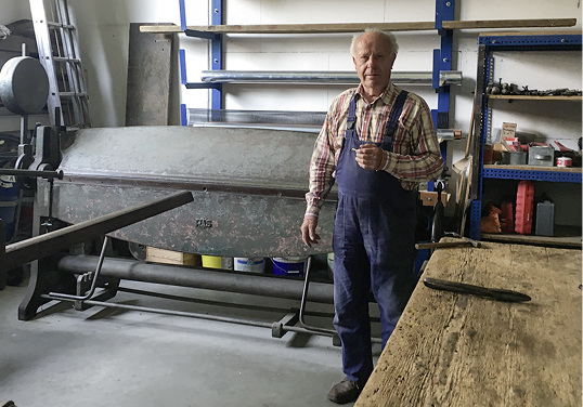 



Einmal Flaschner – immer Flaschner: Seit 80 Jahren ist Helmut Pfund in der Werkstatt der Mutschler GmbH als Bauflaschner (und Gas-Wasser-Installateur) aktiv
