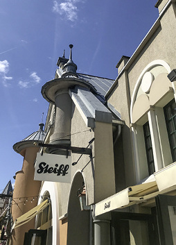 <p>
Im Wertheim Village gibt es nicht nur exklusive Mode, sondern auch interessante Dächer zu sehen
</p>

<p>
</p> - © BAUMETALL

