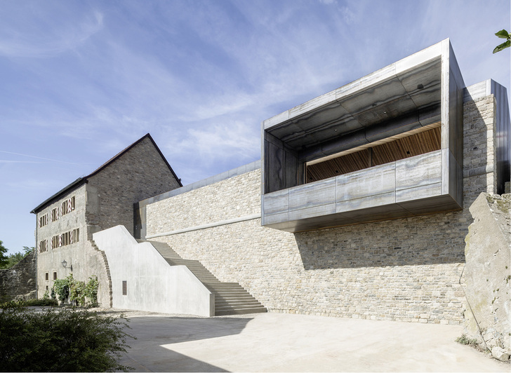 



Den wiedererrichteten Ostflügel der Burg Brattenstein ziert ein Stadtbalkon mit Hülle aus Cortenstahl
