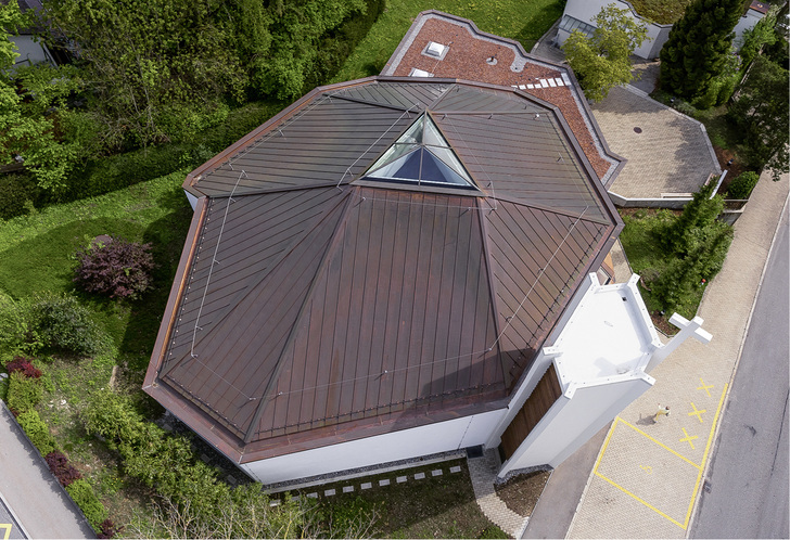 



Die Kirche St. Michael ist dank des langlebigen Kupferdachs nun vor Wassereinbrüchen geschützt. Die eigenwillige Geometrie blieb erhalten
