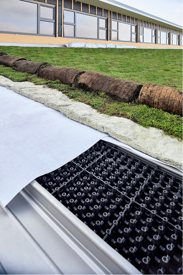 



Das Komplettdachsystem von Zambelli mit Grünaufbau ist besonders leicht und hat eine vergleichsweise niedrige Aufbauhöhe
