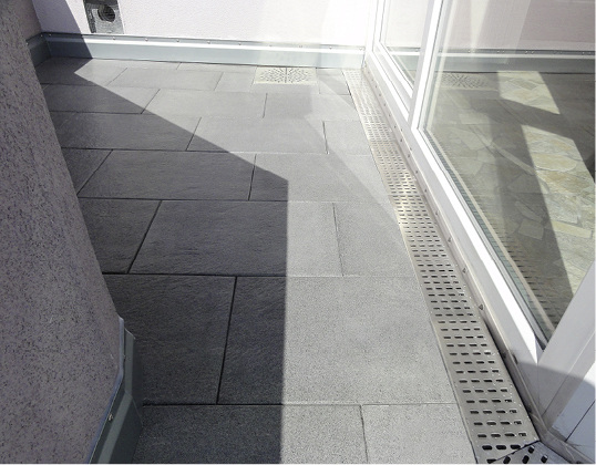 
Was für Terrassen gilt, trifft auch auf Flachdächer zu: Eine funktionierende Entwässerung erhöht die Lebensdauer



