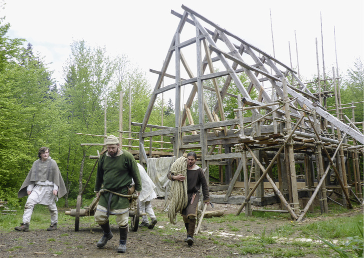 <p>
Auf dem Experimentiergelände Campus Galli werden historische Bautechniken aus der Karolingerzeit wiederbelebt
</p>

<p>
</p> - © Alexander Hamann / Campus Galli

