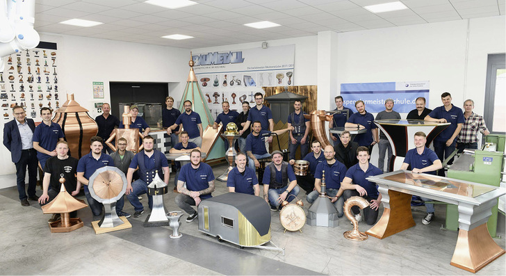 Mitglieder des Meisterprüfungs-ausschusses und Prüflinge sind mehr als zufrieden

&nbsp;
