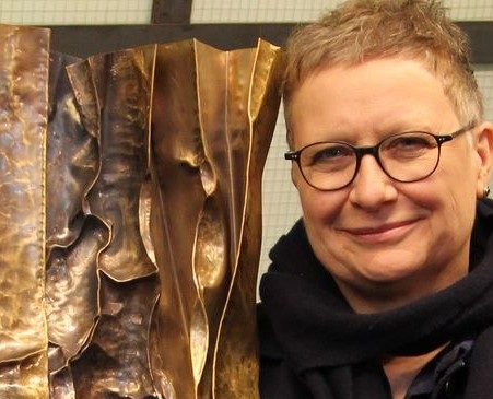 Bildhauerin Manuela Geugelin zeigt, wie Klempner aus Kupfertafeln mit verschiedenen Hämmern und Techniken tolle Kunstwerke schaffen. - © BAUMETALL
