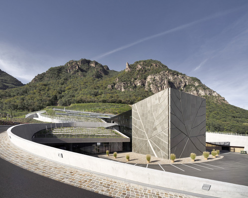 Das neue Kellereigebäude mit dem charakteristischen Fassadendesign schmiegt sich an den Hang. Die Produktionsräume sind unter Weinbergen verborgen