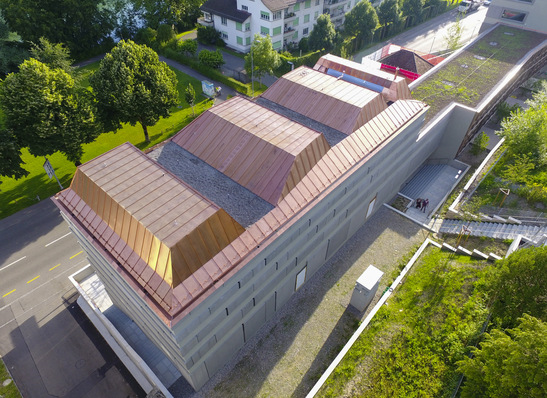 Das Kirchendach aus der Vogelperspektive mit den vier Aufbauten und dem umrahmenden Saum aus Kupferbahnen