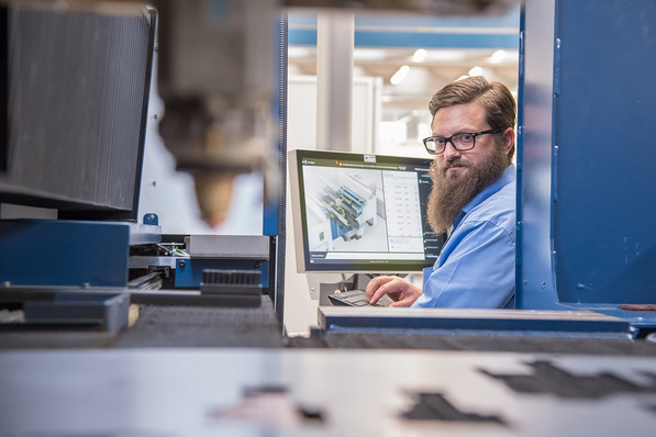 Die Digitalisierung unterstützt Blechfertiger bei der täglichen Arbeit. Auf der Blechexpo zeigte Trumpf neue Lösungen für die vernetzte Fertigung