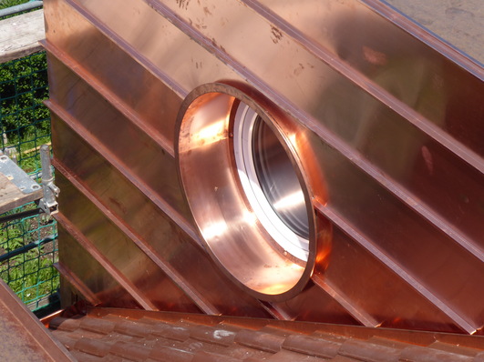 Entwässerungsrinne zwischen Kupferbekleidung und Ziegeldeckung