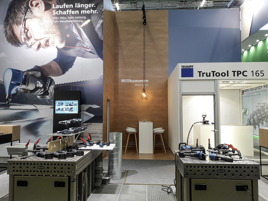 Am Stand von Trumpf können die Messebesucher Akkuwerkzeuge testen