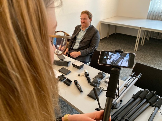 Gegen Verwackeln helfen Stative. Für jede Situation stehen Stative in unterschiedlicher Größe bereit.