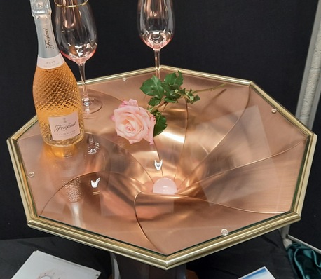 Der Kupferton des Präsentationstisches von Sebastian Schuster harmoniert elegant mit Rosé und Rose.