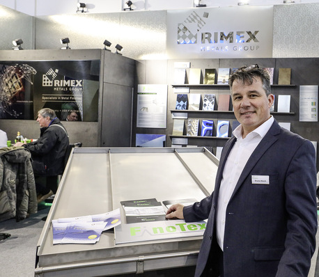 Bruno Rösch von Rimex präsentiert die neue Edelstahloberfläche FinoTex