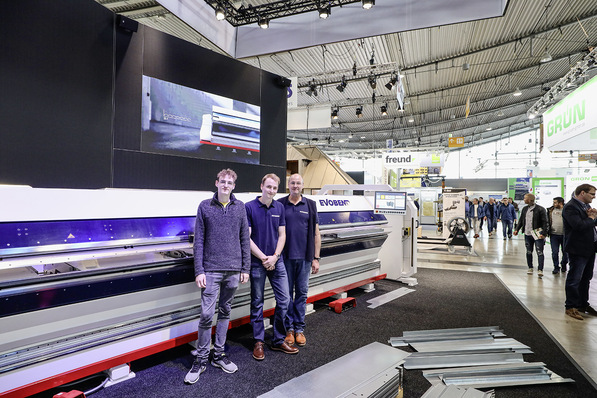 Die Gebrüder Allerberger präsentieren zusammen mit Reinhard Franze (r.) die neue Evobend-Doppelbiegemaschine