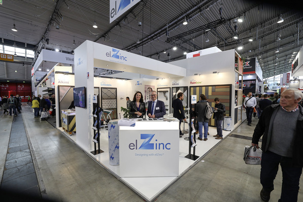 Katia Robe (elZinc-Marketing ) und Klaus Höppe (elZinc-Vertrieb ) am farben­frohen Messestand